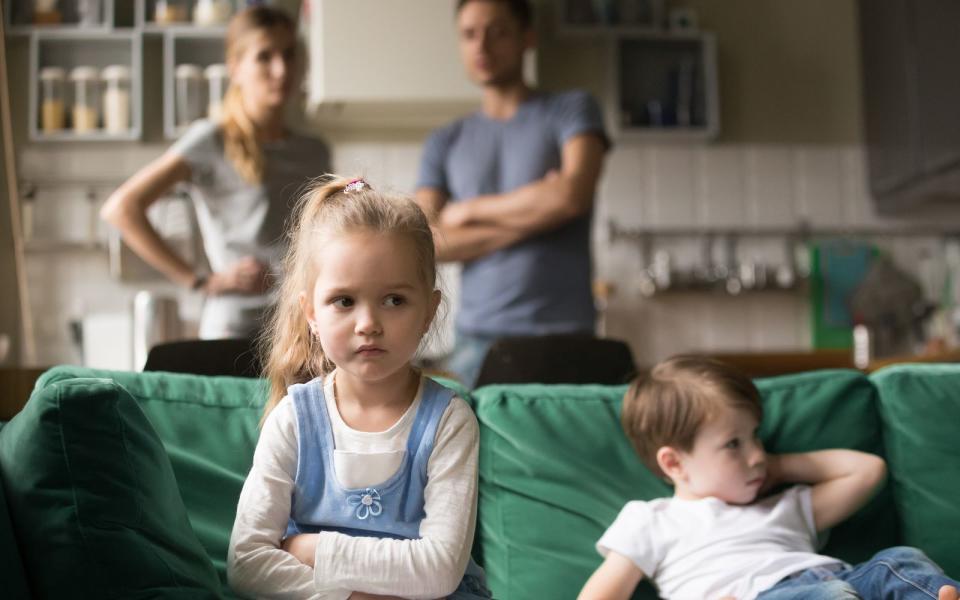 Lässt sich ein Streit vor den Kindern nicht vermeiden, achten Sie besonders gut darauf, ein konstruktives Gespräch zu führen. Kinder übernehmen die Streitkultur ihrer Eltern. Wenn die streitenden Eltern trotz Uneinigkeit respektvoll miteinander umgehen und sich auch wieder versöhnen können, lernen Kinder eine wertvolle Lektion. (Bild: iStock / fizkes)