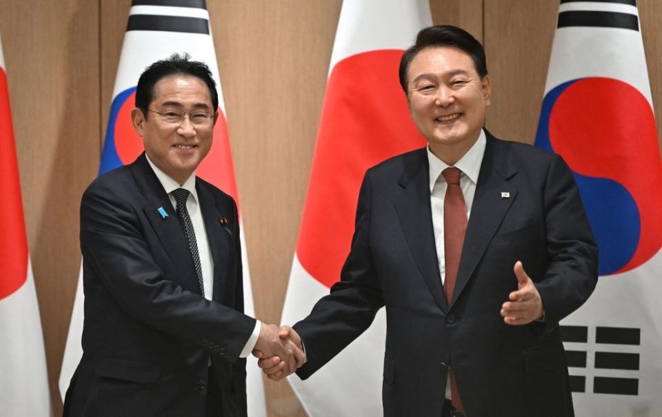 南韓總統尹錫悅（右）上台後積極改善對日關係，但目前他與日本首相岸田文雄（左）的民調支持度雙雙下滑。（路透，資料照）