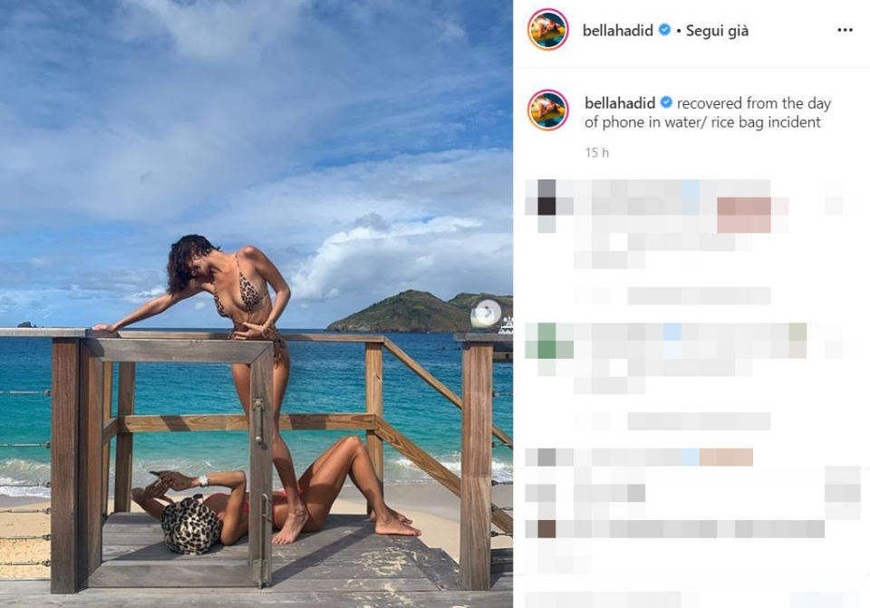 Gli scatti social della top model al mare con un'amica