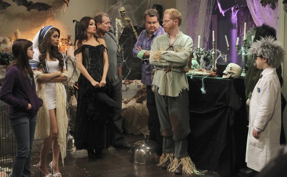 MODERN FAMILY - "Halloween"