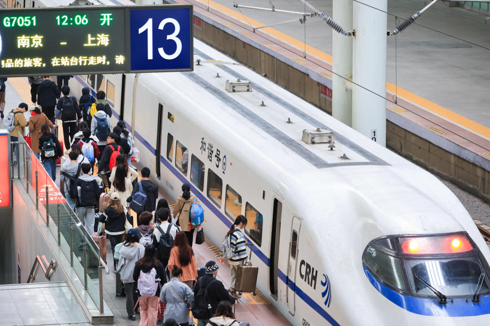 4月30日，旅客在南京火車站乘車出行。（圖／新華社）