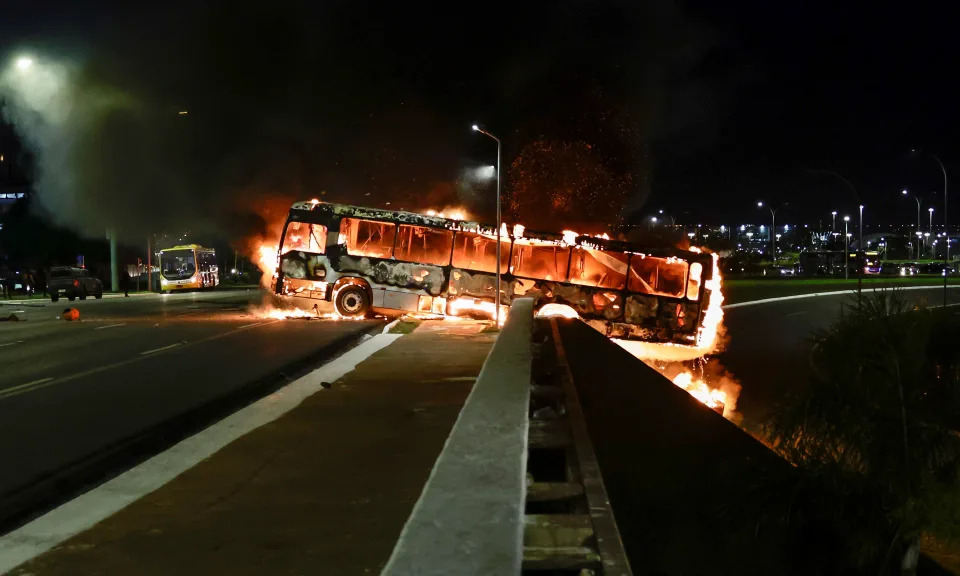 &#xd4;nibus queimado por bolsonaristas, que tamb&#xe9;m tentaram invadir o pr&#xe9;dio da PF (REUTERS/Ueslei Marcelino)