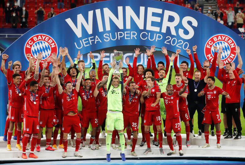 El arquero del Bayern Munich, Manuel Neuer, levanta el trofeo y celebra junto a sus compañeros tras ganar la Supercopa europea luego de vencer al Sevilla de España, en el Puskas Arena, en Budapest, Hungría