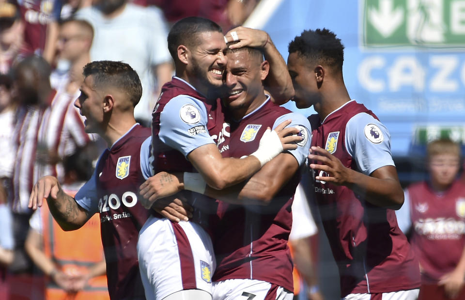 Emiliano Buendía del Aston Villa celebra con su compañero Diego Carlos tras anotar en el encuentro de a Liga Premier ante el Everton el sábado 13 de agosto del 2022. (AP Foto/Rui Vieira)