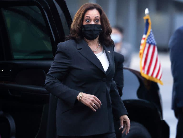 Kamala Harris en el aeropuerto de Singapur, previo a su viaje a Vietnam, en agosto de este año, el cual se retrasó por el reporte de casos de síndrome de La Habana 