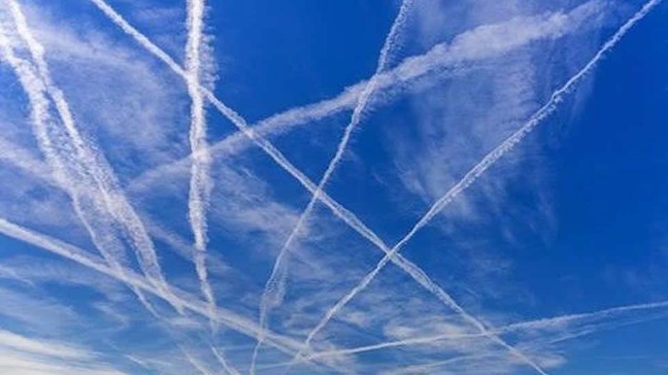 Los famosos chemtrails no existen, simplemente son estelas de condensación producidas por la interacción de los gases que expulsan los aviones con los de la atmósfera. (Foto: Getty)