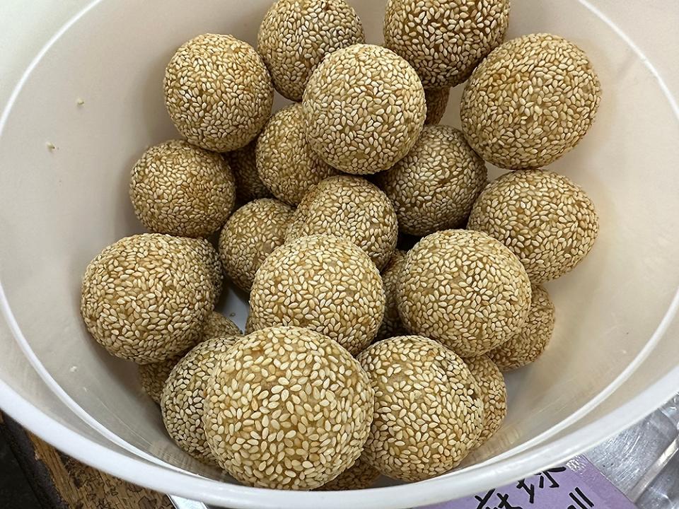 The highlight here is the snacks like this delicious fried sesame ball.