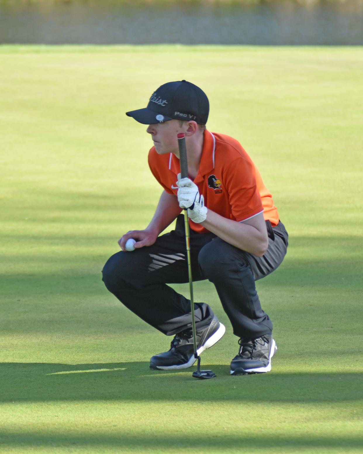 Quincy's Braylon Estlow lines up his putt on the seventh hole on his way to a runner-up finish at Tuesday's Big 8 Jamboree