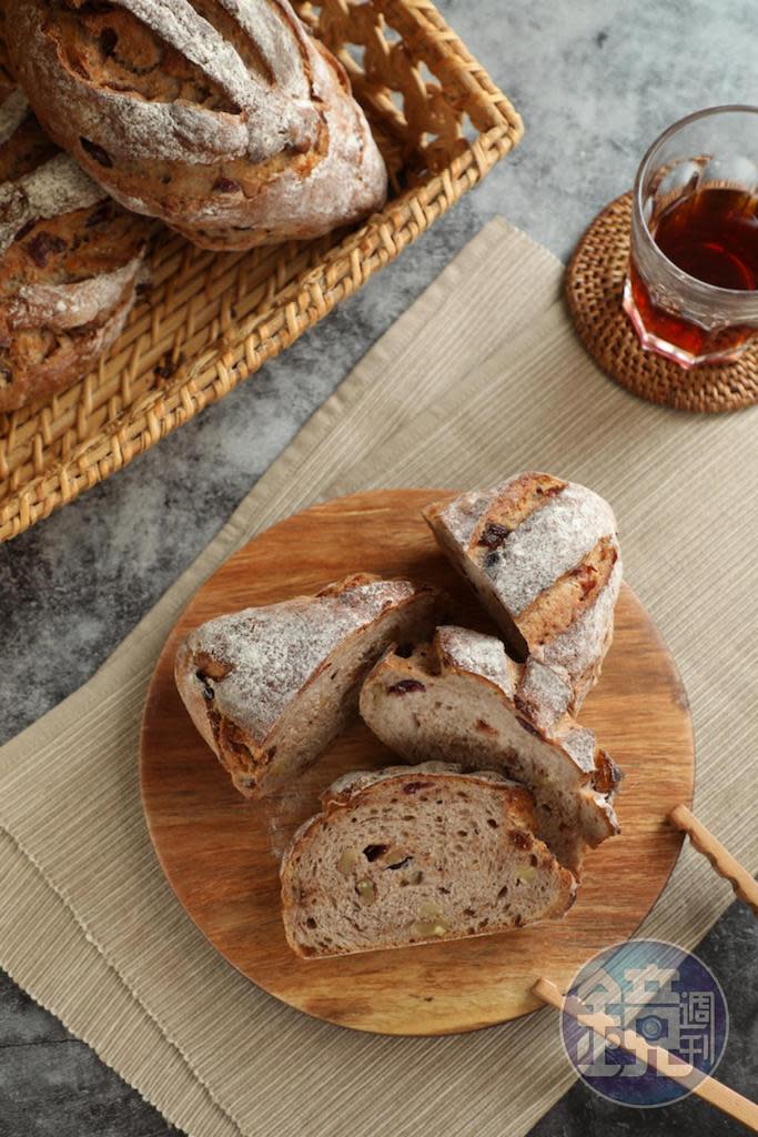 陳撫洸手沖咖啡搭配麵包，想要創造像是一道完整料理的風味。