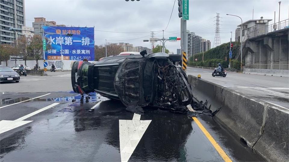 疑疲勞駕駛忘記轉彎直撞分隔島　車輛側翻起火驚險瞬間