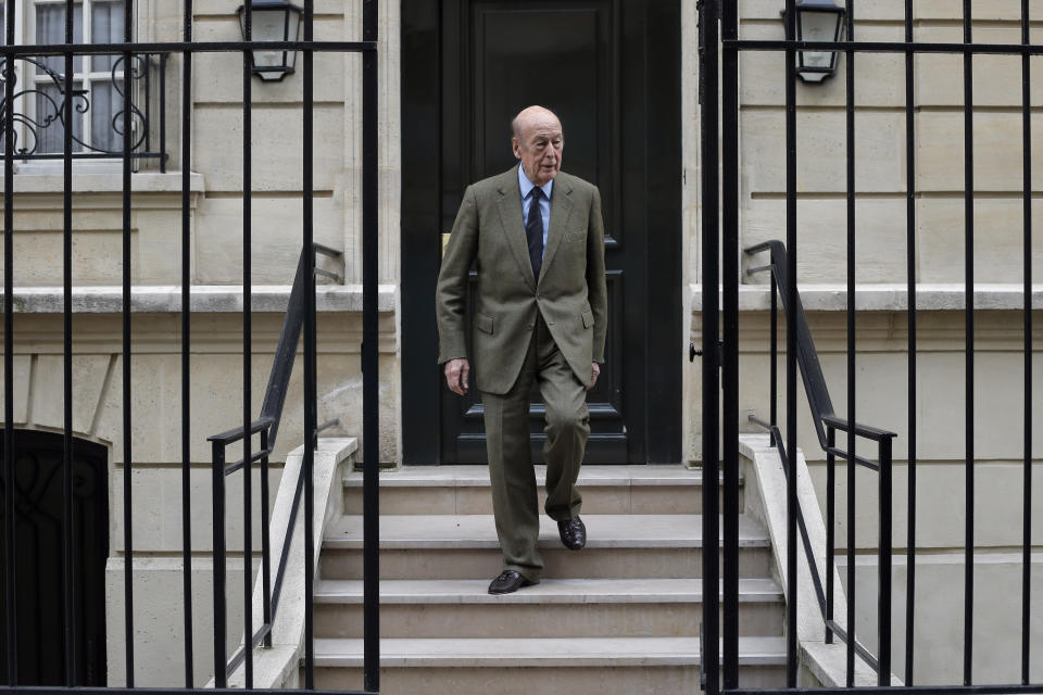 In this April 8, 2013 file photo, French former President Valery Giscard d'Estaing leaves his home in Paris. Valery Giscard d’Estaing, the president of France from 1974 to 1981 who became a champion of European integration, has died Wednesday, Dec. 2, 2020 at the age of 94, his office and the French presidency said. (AP Photo/Francois Mori, File)