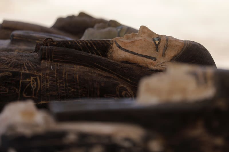 Foto del lunes de sarcófagos descubiertos en la necrópolis de Saqqara, Giza, presentados a la prensa