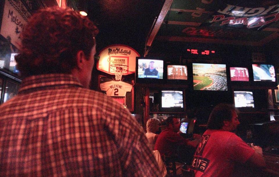 A customer watching the old-time televisions at Bobby V’s Sports Gallery Cafe in Arlington Oct. 3, 2000.
