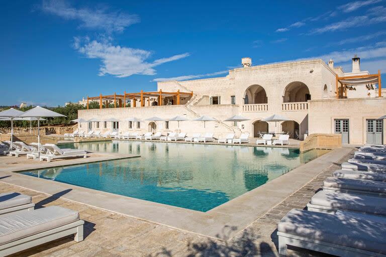 Esta foto de archivo difundida por la oficina de prensa de Borgo Egnazia el 6 de mayo de 2024 muestra una piscina en el complejo de lujo que acogerá la cumbre del G7 en Apulia del 13 al 15 de junio.