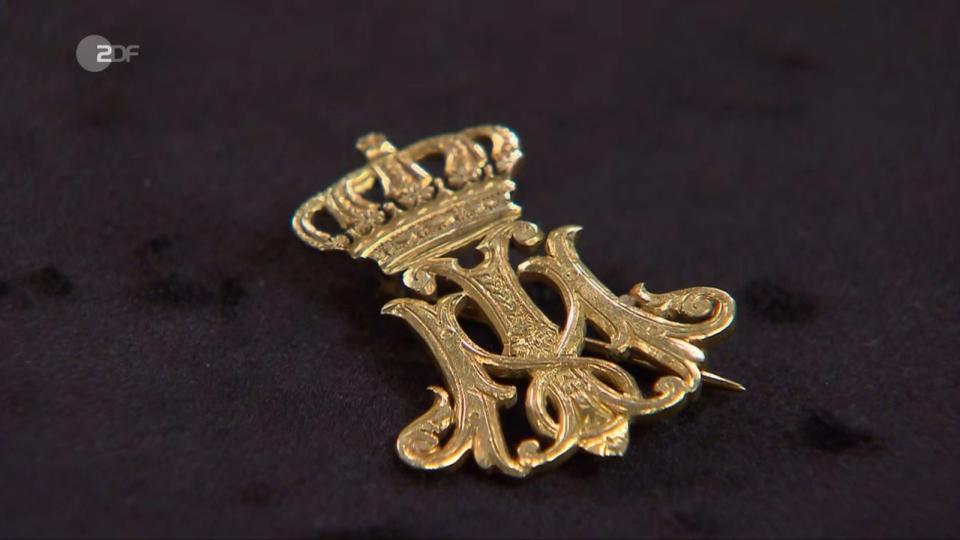 Zu sehen waren die "hochadligen Insignien" und die Initialen der Prinzessin Maria Immaculata von Sachsen, geschwungen in echtem 585er-Gold aus dem Jahr 1909. (Bild: ZDF)