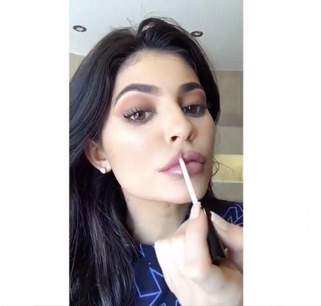 Kylie applying gloss. Source: Snapchat.