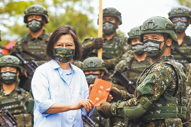 秋節將屆，蔡英文總統（左）6日前往花蓮勗勉「花防部機步營暨空軍第三後勤指揮部附件修製廠」、「海軍海鋒七中隊」、「空軍防空暨飛彈第六一三營」及「空軍第五戰術混合聯隊」，並頒發加菜金，慰勉部隊辛勞。（鄧博仁攝）