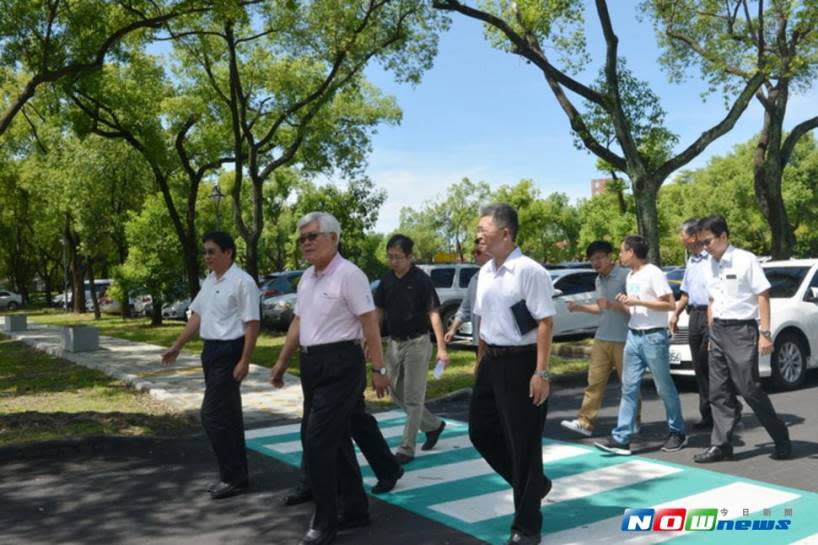 文化處停車場今日開始收費營運，李縣長至現場關心首日的營運狀況（圖／記者洪佳伶翻攝 , 2017.07.10）