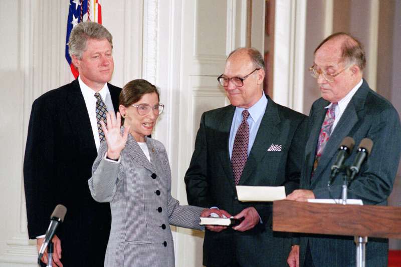 1993年8月10日，美國聯邦最高法院大法官金斯堡（Ruth Bader Ginsburg）在白宮東廳在首席大法官倫奎斯特與總統柯林頓、丈夫馬丁的陪同下宣誓就職。（美聯社）