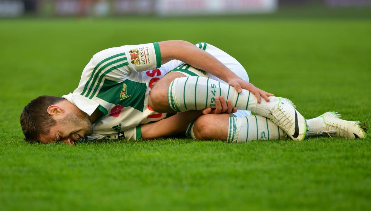 <span class="caption">El futbolista Maciej Makuszewski se duele de una lesión durante un partido de la liga polaca de 2014.</span> <span class="attribution"><a class="link " href="https://www.shutterstock.com/es/image-photo/gdansk-poland-april-05-2014-injured-204004207" rel="nofollow noopener" target="_blank" data-ylk="slk:Shutterstock / Dziurek;elm:context_link;itc:0;sec:content-canvas">Shutterstock / Dziurek</a></span>