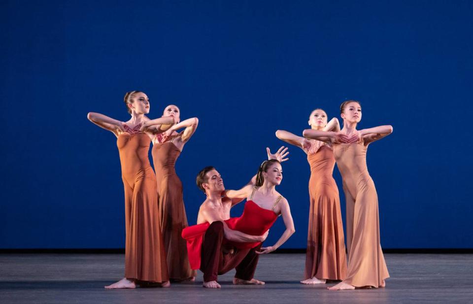 Los bailarines de Miami City Ballet (con Katia Carranza y Steven Loch al centro) en “Diversion of Angels”, coreografía de Martha Graham.