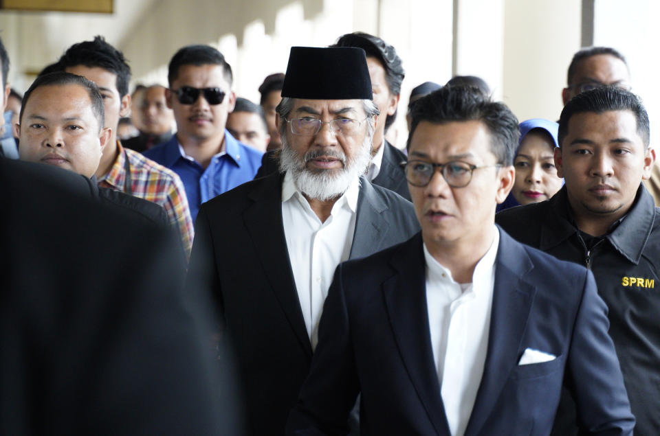 Former chief minister of Saba state on Borneo island, Musa Aman, center, arrives at Kuala Lumpur High Court in Kuala Lumpur, Malaysia, Monday, Nov. 5, 2018. Malaysia's anti-graft agency said Monday that the former leader of a timber-rich eastern state has been arrested and will face corruption charges amid a widening crackdown on abuse by officials. (AP Photo/Yam G-Jun)