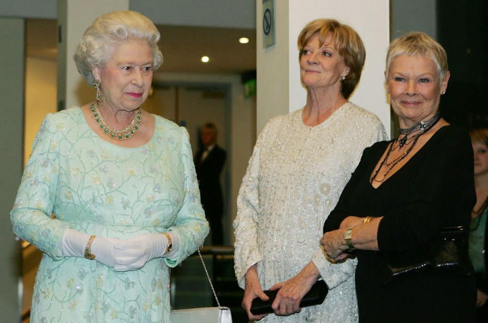 <p>La reina Isabel II pasa junto a Dame Maggie Smith y Dame Judi Dench en el pase real de 'La última primavera' (Charles Dance, 2004)'.</p>