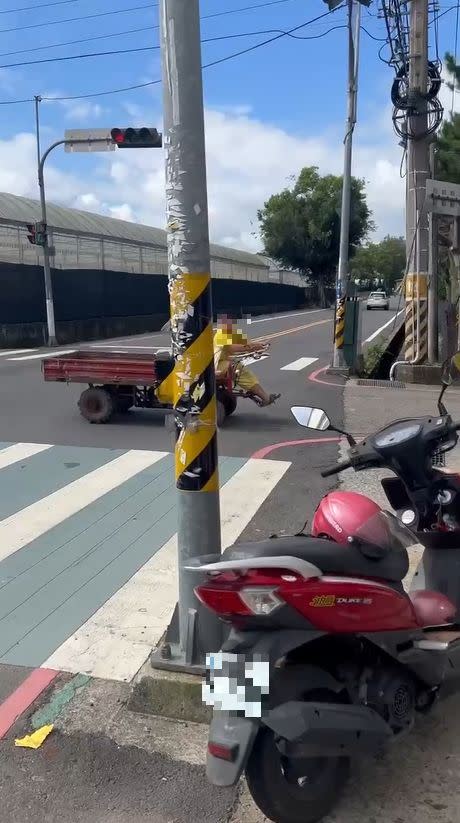 一名10歲男童竟獨自開著農用機上街，通過馬路時竟一直回頭，未注意前方路況。(圖／翻攝自路上觀察學院臉書)