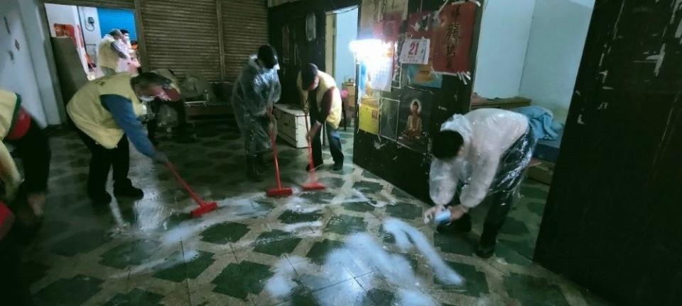《圖說》志工為案主住處洗刷地板。〈主辦單位提供〉