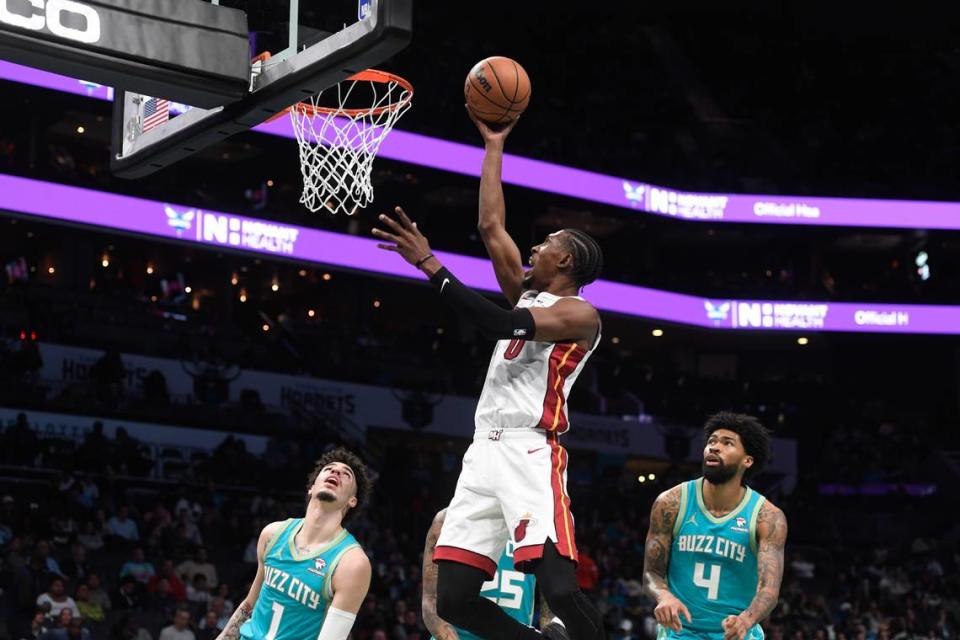 El jugador del Heat de Miami Josh Richardson entra al aro ante la defensa de los Hornets, en el partido celebrado el 14 de noviembre de 2023 en Charlotte.