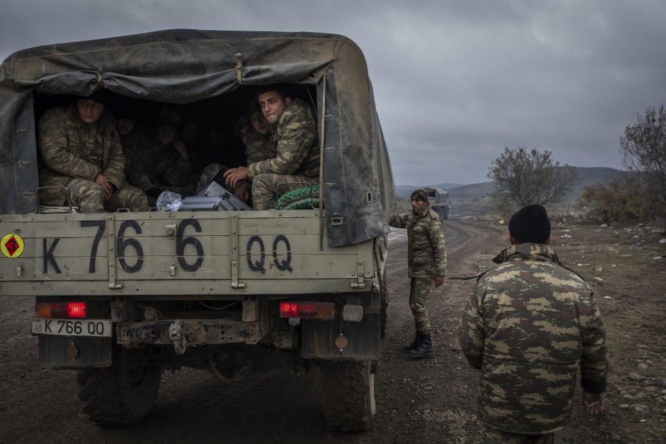 Soldados armenios en la línea del frente en la región de Nagorno Karabaj en 2020. (Mauricio Lima/The New York Times)
