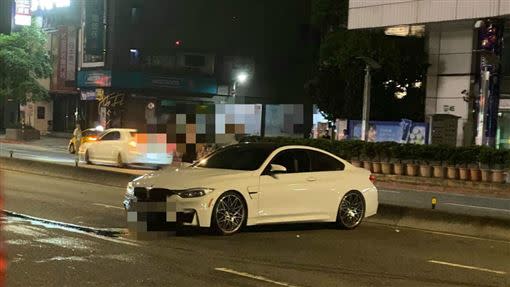 BMW高速旋轉被民眾拍下PO網。（圖／翻攝爆料公社）