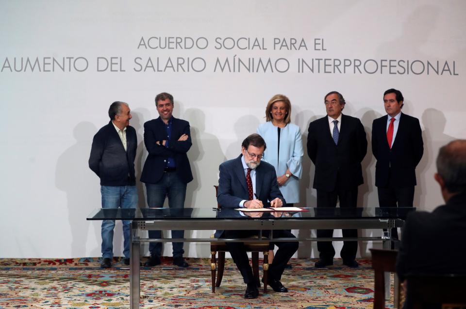 El presidente del Gobierno, Mariano Rajoy, acompañado por la ministra de Empleo y Seguridad Social, Fátima Báñez; los secretarios generales de CCOO y UGT, Unai Sordo (2i) y Pepe Álvarez (i); y los presidentes de CEOE, Juan Rosell (2d), y Cepyme, Antonio Garamendi (d), durante la firma del acuerdo social para la subida del salario mínimo interprofesional (SMI). EFE/Ballesteros