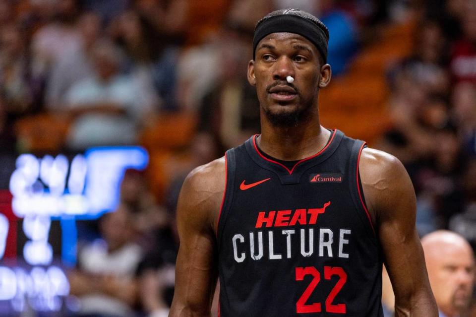 El jugador del Heat Jimmy Butler reacciona después de recibir un codazo en la cara en el partido contra los Grizzlies de Memphis, celebrado el 24 de enero de 2024 en Miami.