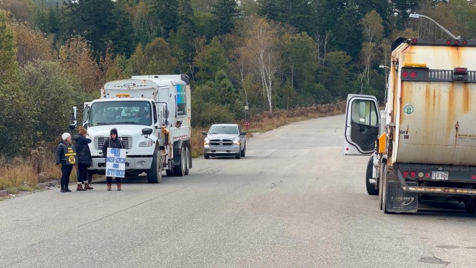 On Wednesday, picketing inside workers agreed to allow one truck to cross the picket line every 35 minutes, although other picket lines slowed the trucks' arrival and departure from the landfill. 