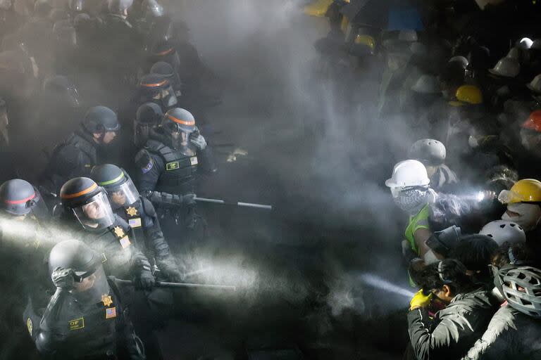 La policía barrió con los campamentos propalestinos establecidos en la Universidad de California en Los Ángeles y combate contra activistas; antes, manifestantes opuestos chocaron con los que protestaban contra Israel.