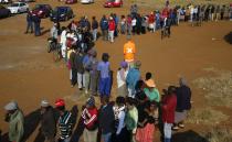 Voters queue to cast their ballots in Bekkersdal, near Johannesburg May 7, 2014. (REUTERS/Mike Hutchings)