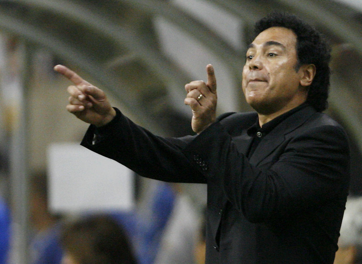 Hugo Sánchez como entrenador de México durante la Copa Oro 2007. (Getty Images)