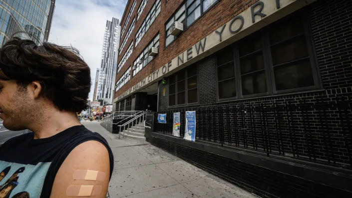 Un hombre mostrando el brazo donde recibió la vacuna contra la poliomielitis en una clínica de salud en Brooklyn el 17 de agosto. (Ed Jones/AFP vía Getty Images)