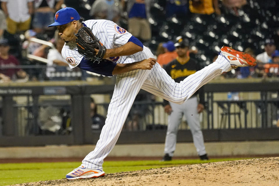 El relevista puertorriqueño de los Mets de Nueva York, Edwin Días, ejecuta un lanzamiento contra los Piratas de Pittsburgh, en el segundo partido de una doble cartelera en Nueva York, el sábado 10 de julio de 2021. (AP Foto/Mary Altaffer)