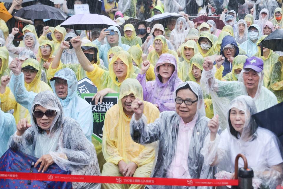 「反濫權 護民主」說明會台北場，民眾冒雨力挺。陳品佑攝