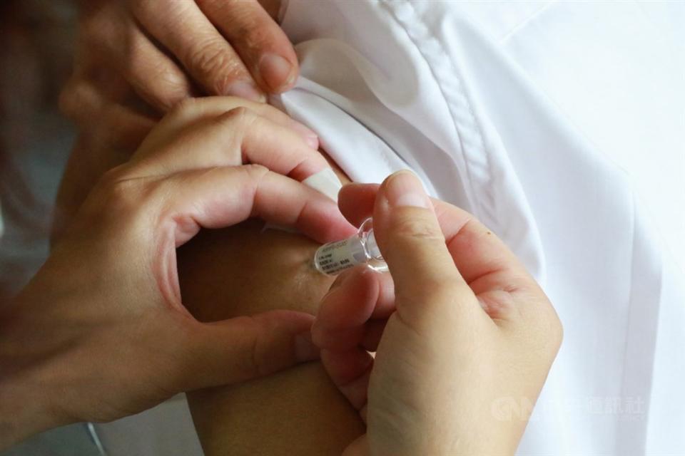 疾管署呼籲尚未接種流感疫苗的民眾儘速完成接種，以提升保護力，保護自身及家人健康。（資料照）