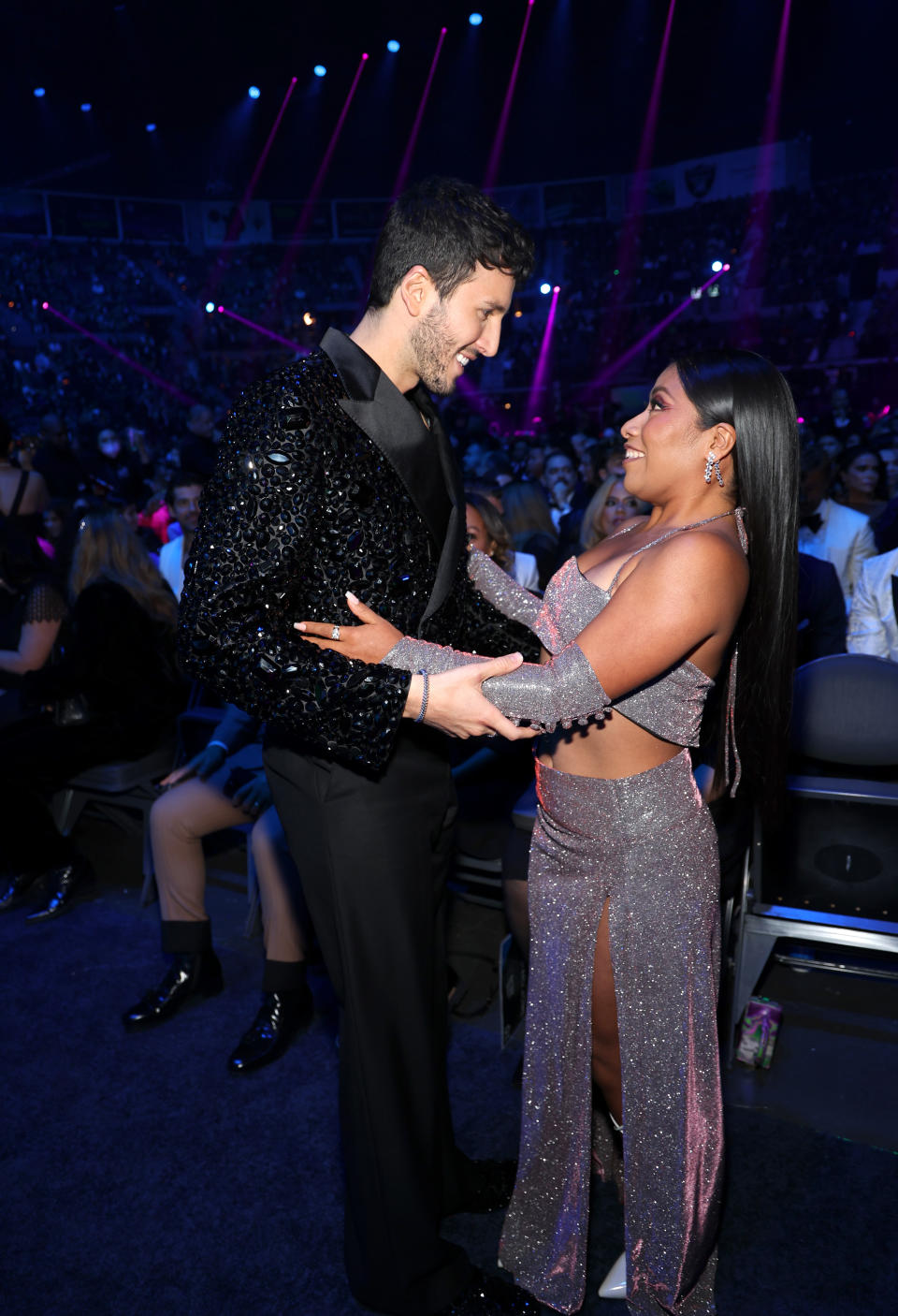 Sebastián Yatra y Yalitza Aparicio coincidieron en la ceremonia de entrega de los Grammy Latino 2022 (Foto de Rodrigo Varela/Getty Images for The Latin Recording Academy).