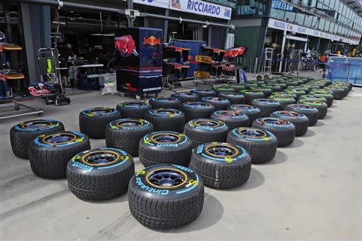 F1平時賽季只要沒遇到下雨，一場比賽就要報廢560條雨胎。（圖／翻攝自Pirelli FB）