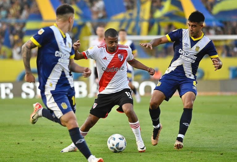 De la Cruz encerrado por dos rivales, en el partido disputado entre River y Rosario Central el 11 de este mes, en Arroyito