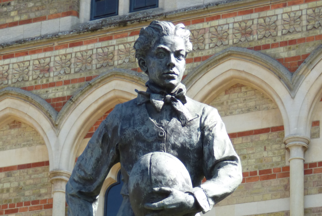 Statue de William Webb Ellis, courant avec le ballon dans la main, devant Rugby School. <a href="https://fr.wikipedia.org/wiki/William_Webb_Ellis" rel="nofollow noopener" target="_blank" data-ylk="slk:Wikipédia / Elliott Brown;elm:context_link;itc:0;sec:content-canvas" class="link ">Wikipédia / Elliott Brown</a>, <a href="http://creativecommons.org/licenses/by-sa/4.0/" rel="nofollow noopener" target="_blank" data-ylk="slk:CC BY-SA;elm:context_link;itc:0;sec:content-canvas" class="link ">CC BY-SA</a>