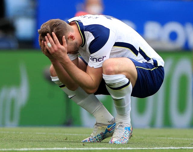 Harry Kane holds his head in his hands