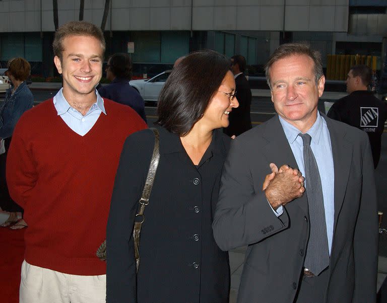 Robin Williams con su esposa Marsha y su hijo Zack, en Los Ángeles, el 22 de agosto de 2002