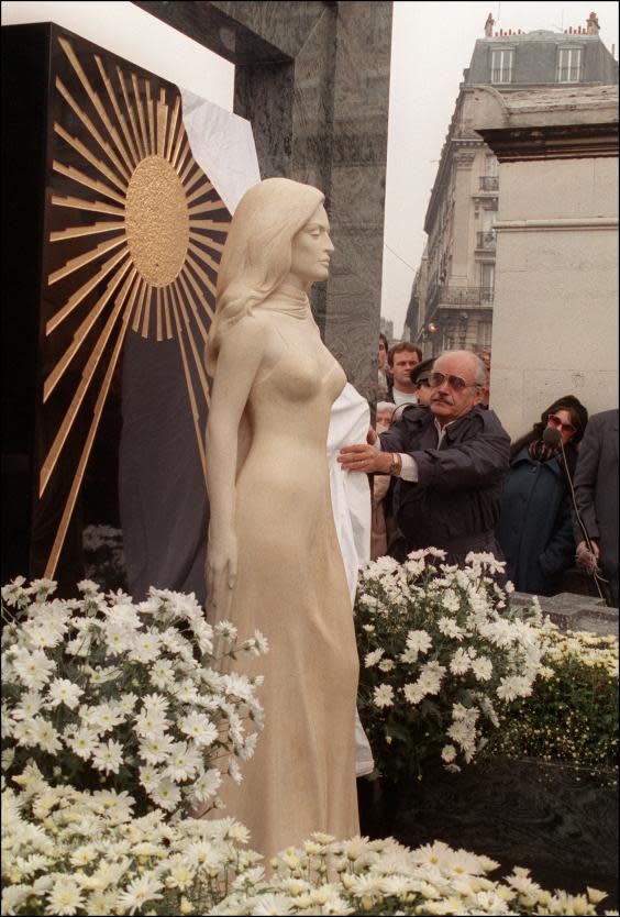 French sculptor Aslan unveils the statue made to honour Dalida during a public tribute on 31 October, 1987, following her death on 3 May, 1987. (PIERRE GUILLAUD/AFP/Getty Images)