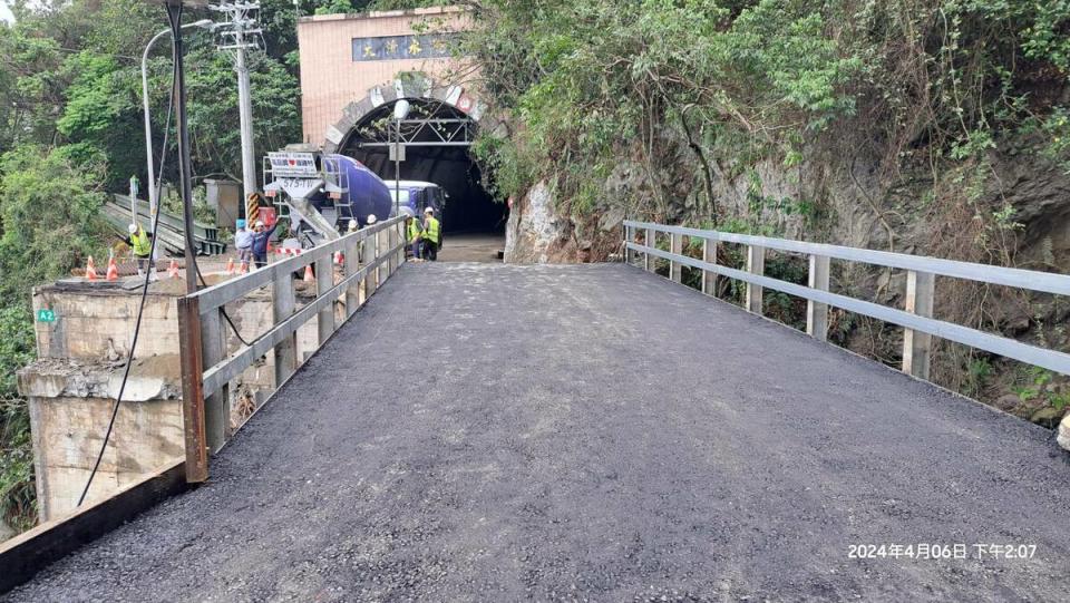 蘇花公路下清水橋鋼便橋搶通完成，並於今日18時單線雙向開放小型車通行。   圖：公路局／提供